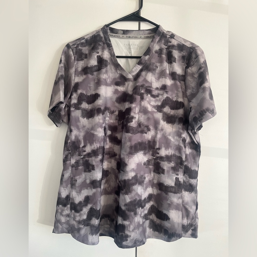 Vital 1-Pocket Scrub Top 
Fabletics printed Tee